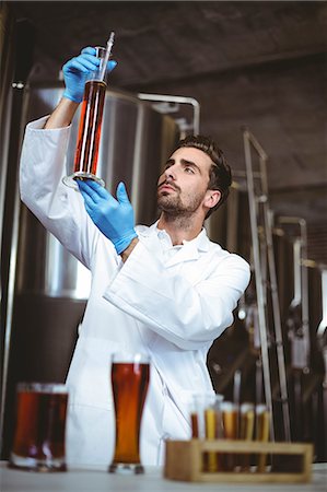 food processing plant - Brewer checking beaker of beer at the local brewery Photographie de stock - Premium Libres de Droits, Code: 6109-08489434