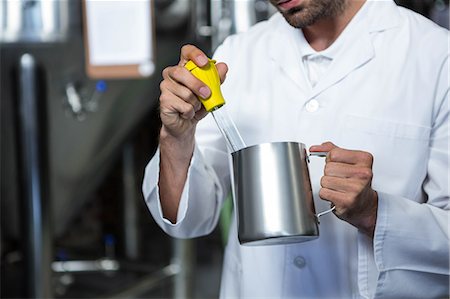 simsearch:6109-08489622,k - Focused brewer testing his beer at the microbrewery Photographie de stock - Premium Libres de Droits, Code: 6109-08489584