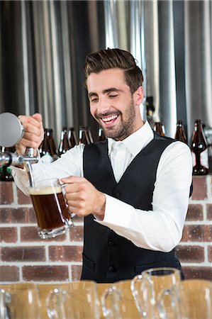 simsearch:6109-08489706,k - Barman pouring beer in a pub Foto de stock - Royalty Free Premium, Número: 6109-08489505