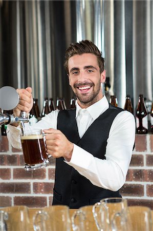 simsearch:6109-08394900,k - Barman pouring beer in a pub Foto de stock - Royalty Free Premium, Número: 6109-08489516