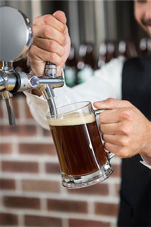 simsearch:6109-08489706,k - Barman pouring beer in a pub Foto de stock - Royalty Free Premium, Número: 6109-08489524