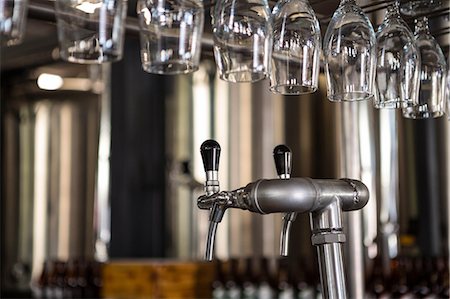 simsearch:832-03640687,k - Beer pouring machine in a pub Stock Photo - Premium Royalty-Free, Code: 6109-08489658