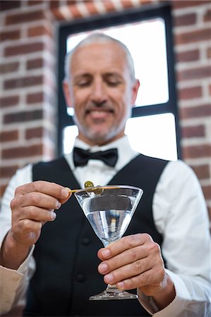 Barman giving a cocktail in a pub Foto de stock - Sin royalties Premium, Código: 6109-08489662