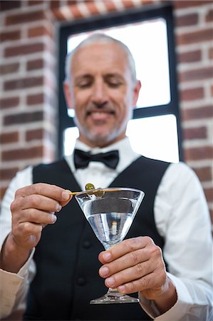 simsearch:700-06282068,k - Barman giving a cocktail in a pub Photographie de stock - Premium Libres de Droits, Code: 6109-08489662