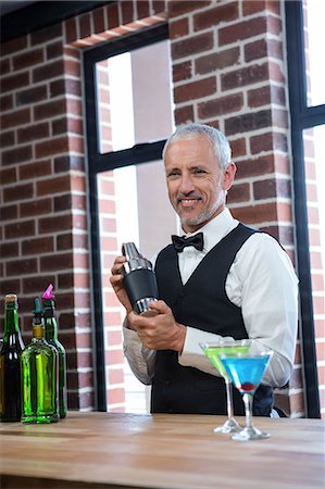 Barman preparing a cocktail in a pub Foto de stock - Sin royalties Premium, Código: 6109-08489668