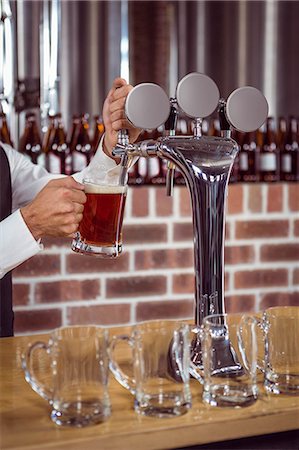 simsearch:832-03640687,k - Barman pulling a pint of beer behind the bar Stock Photo - Premium Royalty-Free, Code: 6109-08489608