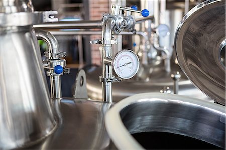 simsearch:6109-08489655,k - Large vats of beer at the local brewery Foto de stock - Royalty Free Premium, Número: 6109-08489617