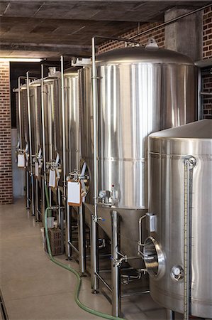 simsearch:6109-08489622,k - Large vats of beer at the local brewery Photographie de stock - Premium Libres de Droits, Code: 6109-08489620