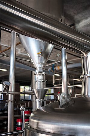 Large vats of beer at the local brewery Foto de stock - Sin royalties Premium, Código: 6109-08489626