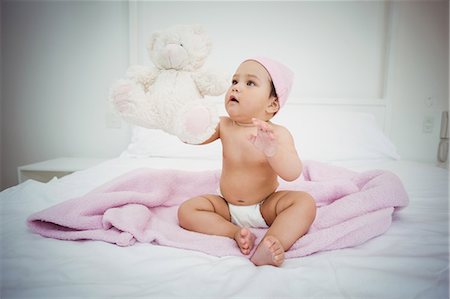 simsearch:6109-08489796,k - Cute baby girl on bed at home in bedroom Photographie de stock - Premium Libres de Droits, Code: 6109-08489783