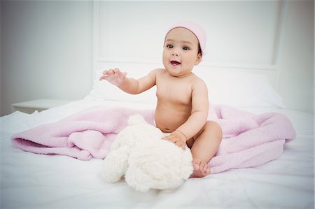 simsearch:6109-08489796,k - Cute baby girl on bed at home in bedroom Photographie de stock - Premium Libres de Droits, Code: 6109-08489782