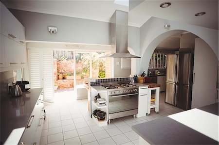 simsearch:6109-08489796,k - Large kitchen in a stylish home Photographie de stock - Premium Libres de Droits, Code: 6109-08489797