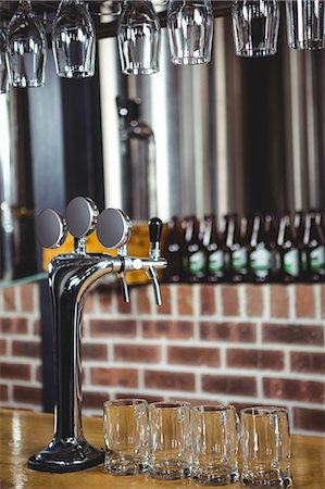 simsearch:832-03640687,k - View of glasses and tap in a pub Stock Photo - Premium Royalty-Free, Code: 6109-08489708