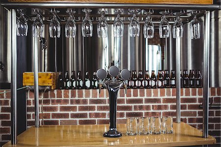 simsearch:832-03640687,k - View of glasses and tap in a pub Stock Photo - Premium Royalty-Free, Code: 6109-08489709