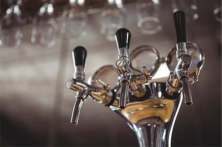 View of glasses and tap in a pub Stock Photo - Premium Royalty-Free, Code: 6109-08489711