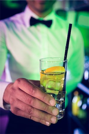 simsearch:6113-07160018,k - Bartender serving glass of gin at bar counter in bar Photographie de stock - Premium Libres de Droits, Code: 6109-08489726