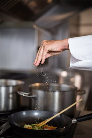 delikat - Chef making a stir fry in a commercial kitchen Foto de stock - Sin royalties Premium, Código: 6109-08489857