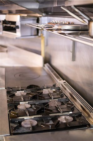 ringing - Focus on hob and stove in a commercial kitchen Photographie de stock - Premium Libres de Droits, Code: 6109-08489880