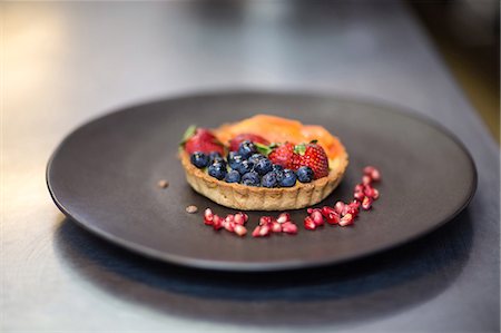 photos of blueberries for kitchen - Fruit tartlet dessert in a commercial kitchen Foto de stock - Sin royalties Premium, Código: 6109-08489887
