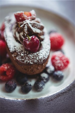 simsearch:400-03945751,k - Close up of chocolate dessert at the restaurant Foto de stock - Sin royalties Premium, Código: 6109-08489944