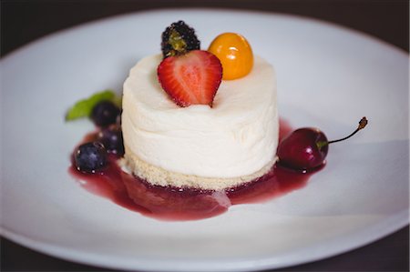 photos of blueberries for kitchen - Close up of cheese cake dessert in a restaurant Foto de stock - Sin royalties Premium, Código: 6109-08489920