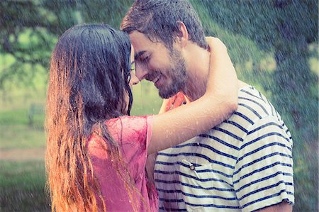 simsearch:6109-08435738,k - Cute couple hugging under the rain in the park Photographie de stock - Premium Libres de Droits, Code: 6109-08434611