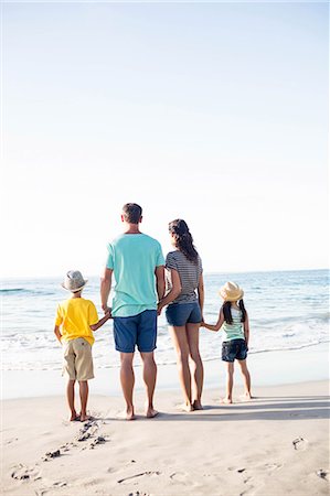 simsearch:6109-08434812,k - Cute family standing in the sand on the beach Foto de stock - Royalty Free Premium, Número: 6109-08434867