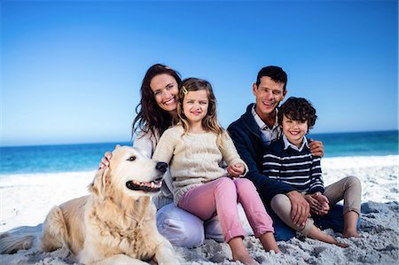 simsearch:6109-06003791,k - Cute family sitting next to dog on the beach Photographie de stock - Premium Libres de Droits, Code: 6109-08434902