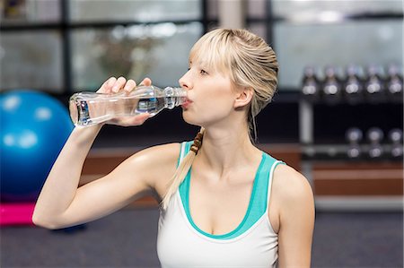 simsearch:6109-08435609,k - Attractive woman drinking water at the leisure center Stockbilder - Premium RF Lizenzfrei, Bildnummer: 6109-08435024