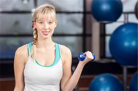 simsearch:6109-08435609,k - Blonde woman exercising with dumbbells at the leisure center Stockbilder - Premium RF Lizenzfrei, Bildnummer: 6109-08435026