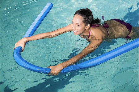 simsearch:6109-08435138,k - Happy pregnant woman exercising in the pool at the leisure center Foto de stock - Sin royalties Premium, Código: 6109-08435135