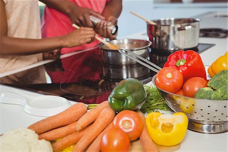 simsearch:6109-08488688,k - Ethnic couple cooking in the kitchen Photographie de stock - Premium Libres de Droits, Code: 6109-08435391