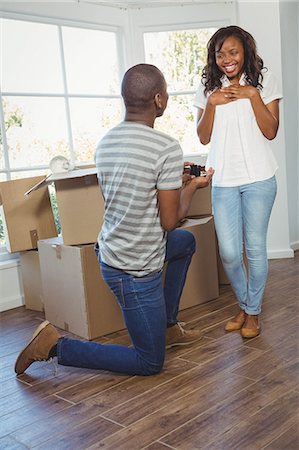 Man proposing to his girlfriend in their new house Foto de stock - Sin royalties Premium, Código: 6109-08435339
