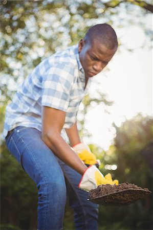 simsearch:6109-08435446,k - Handsome man digging with a shovel in the garden Stock Photo - Premium Royalty-Free, Code: 6109-08435436