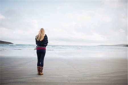 simsearch:6109-08435738,k - Beautiful blonde woman relaxing in the coastline Photographie de stock - Premium Libres de Droits, Code: 6109-08435749