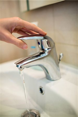 Feminine hands opening the faucet in the bathroom Foto de stock - Sin royalties Premium, Código: 6109-08435708