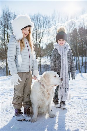 simsearch:6109-08435913,k - Brother and sister posing with dog on a beautiful snowy day Foto de stock - Royalty Free Premium, Número: 6109-08435890