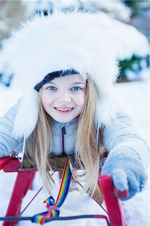 simsearch:6109-08435913,k - Cute girl playing with sled on a beautiful snowy day Foto de stock - Royalty Free Premium, Número: 6109-08435829