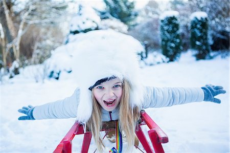 simsearch:6109-08435913,k - Cute girl playing with sled on a beautiful snowy day Foto de stock - Royalty Free Premium, Número: 6109-08435830