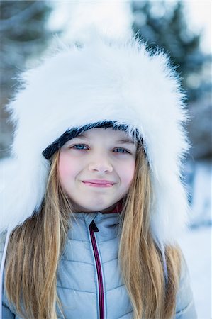 Portrait of cute girl in winter clothes on a beautiful snowy day Photographie de stock - Premium Libres de Droits, Code: 6109-08435920