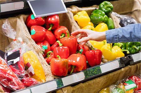 Hand picking a pepper Photographie de stock - Premium Libres de Droits, Code: 6109-08581381