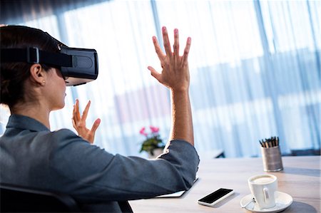 Businesswoman using an oculus Foto de stock - Sin royalties Premium, Código: 6109-08581394