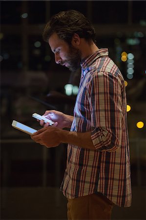 Hipster holding a smartphone and a tablet computer Foto de stock - Sin royalties Premium, Código: 6109-08581478