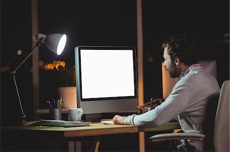 professional (pertains to traditional blue collar careers) - Concentrated man front of computer Foto de stock - Sin royalties Premium, Código: 6109-08581488