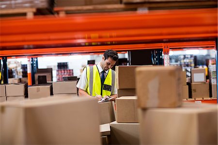 Warehouse manager writing on his clipboard Photographie de stock - Premium Libres de Droits, Code: 6109-08581543