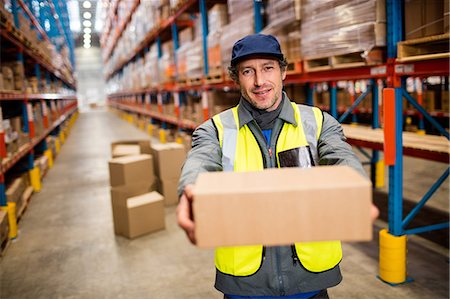 simsearch:6109-08581663,k - Warehouse worker holding a small box Stockbilder - Premium RF Lizenzfrei, Bildnummer: 6109-08581551