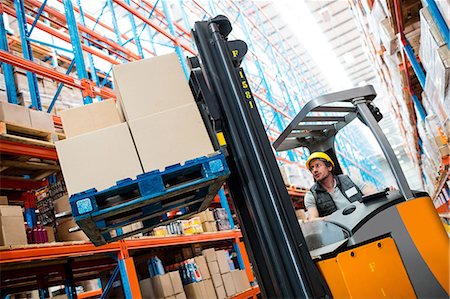 supplies (stock of essential items needed to sustain life) - Warehouse worker using forklift Foto de stock - Sin royalties Premium, Código: 6109-08581567