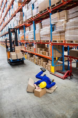 Worker lying on boxes Photographie de stock - Premium Libres de Droits, Code: 6109-08581575