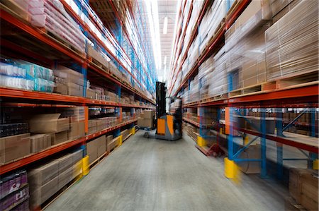 supplies (stock of essential items needed to sustain life) - Forklift with no people Foto de stock - Sin royalties Premium, Código: 6109-08581578