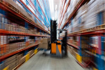 supplies (stock of essential items needed to sustain life) - Forklift with no people Foto de stock - Sin royalties Premium, Código: 6109-08581579